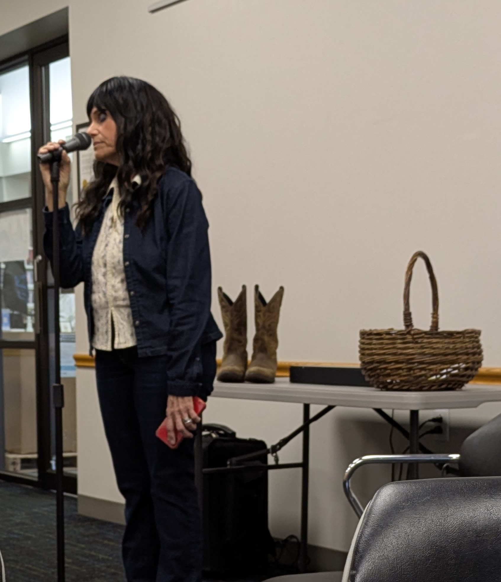 A local impersonator talks about Loretta Lynn's life at a volunteer program